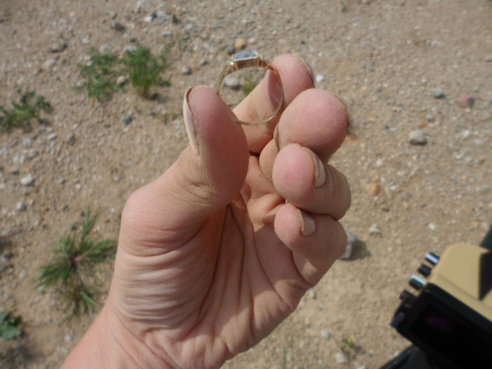 Black Hawk Metal Detector Localizes Golden Ring